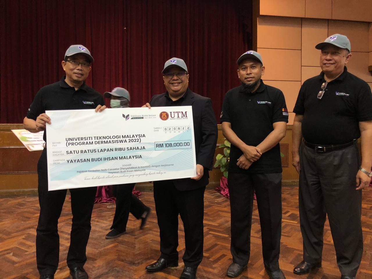 You are currently viewing Inauguration Ceremony of the Frozen Meat Distribution Program of the 1001 Asnaf Qurbani and Bursary Program 2022 organized by YBIM and Universiti Teknologi Malaysia
