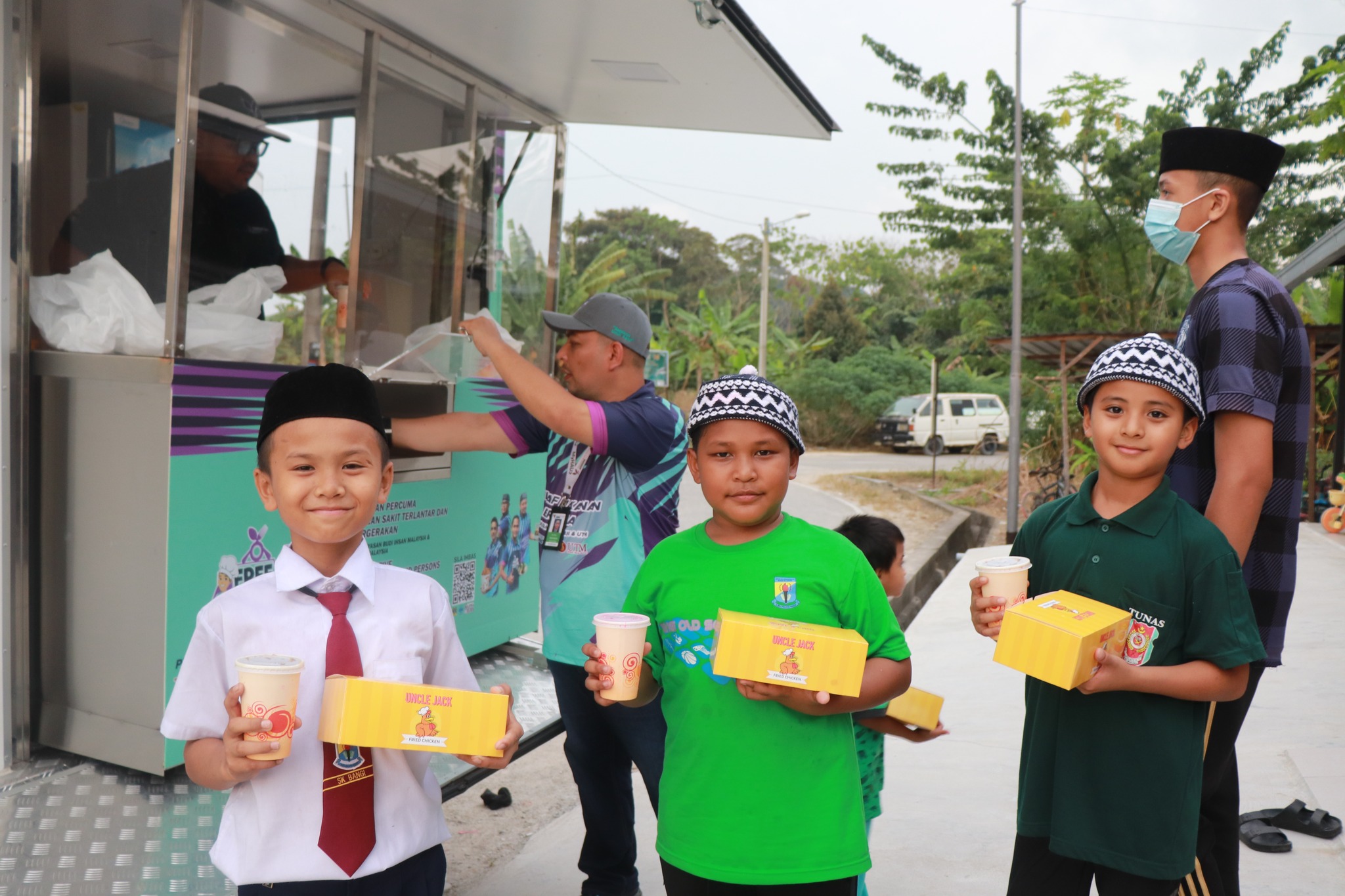 Anak-anak yatim kelihatan ceria menerima pek makanan dari petugas FMOW