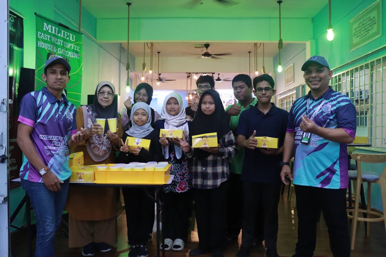 Petugas FMOW bergambar dengan penghuni Rumah anak-anak yatim Ummi Selangor