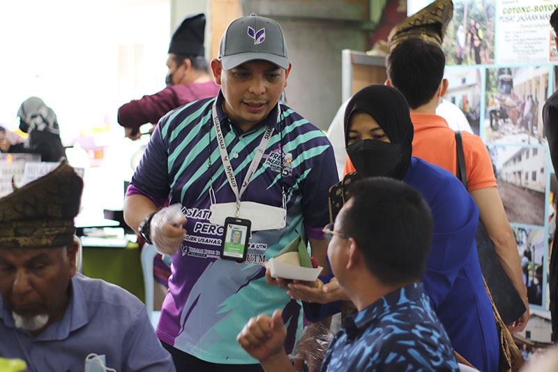 Petugas YBIM memberi makan kepada penghuni Pusat Jagaan Mahmudah