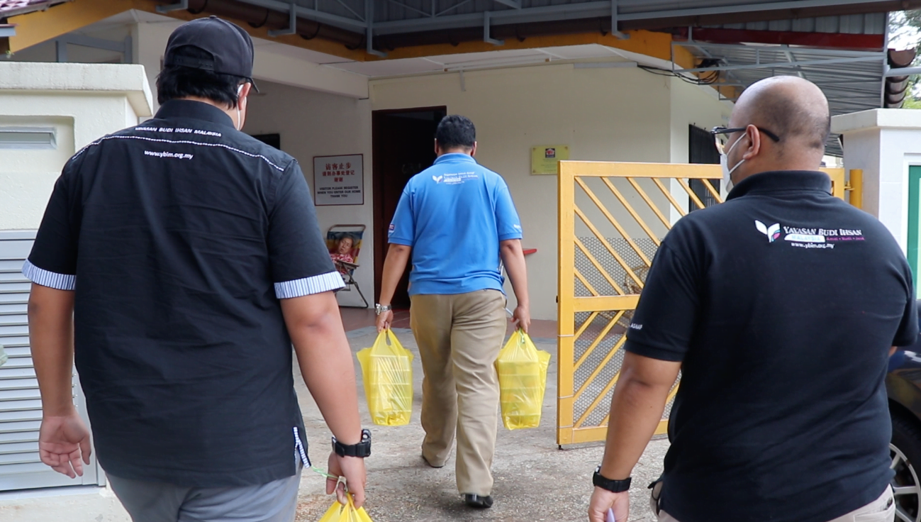 Petugas YBIM menghantar pek FMOW ke Pusat Jagaan Love & Care, Kajang